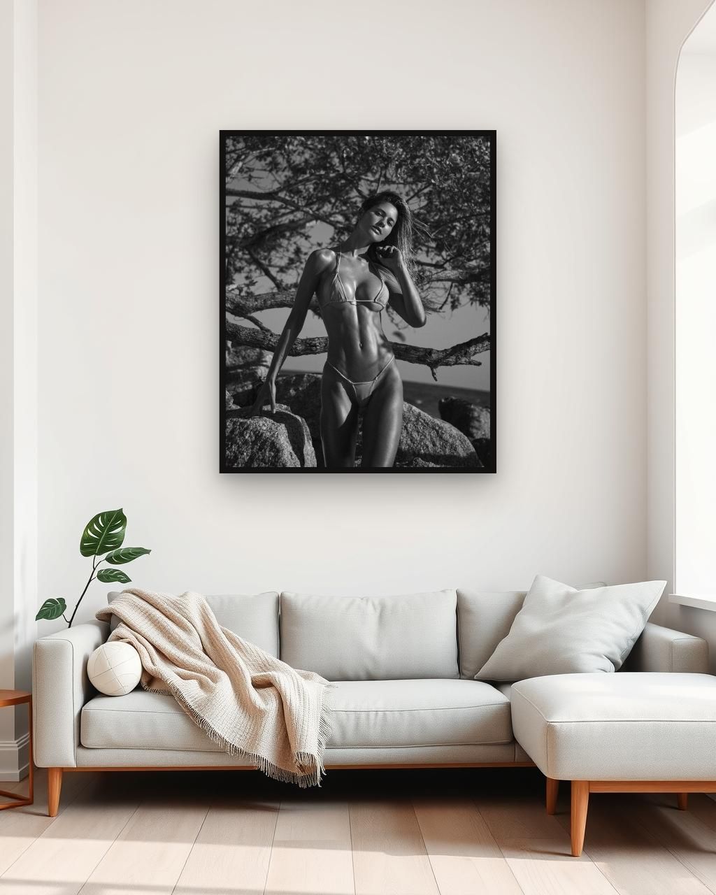 Obra en blanco y negro enmarcada en una pared