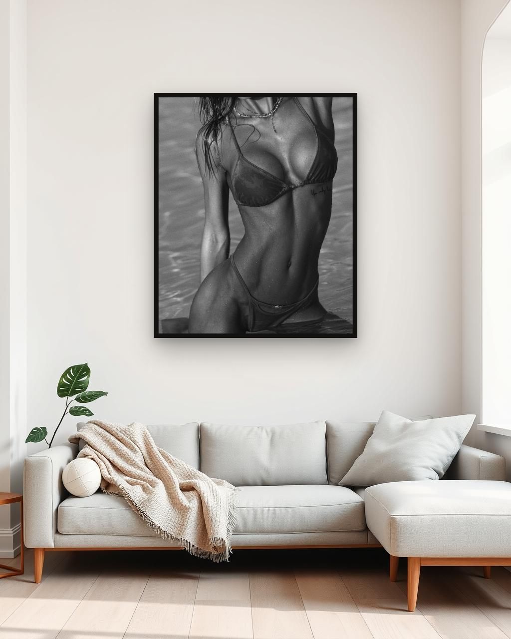 Obra en blanco y negro enmarcada en una pared