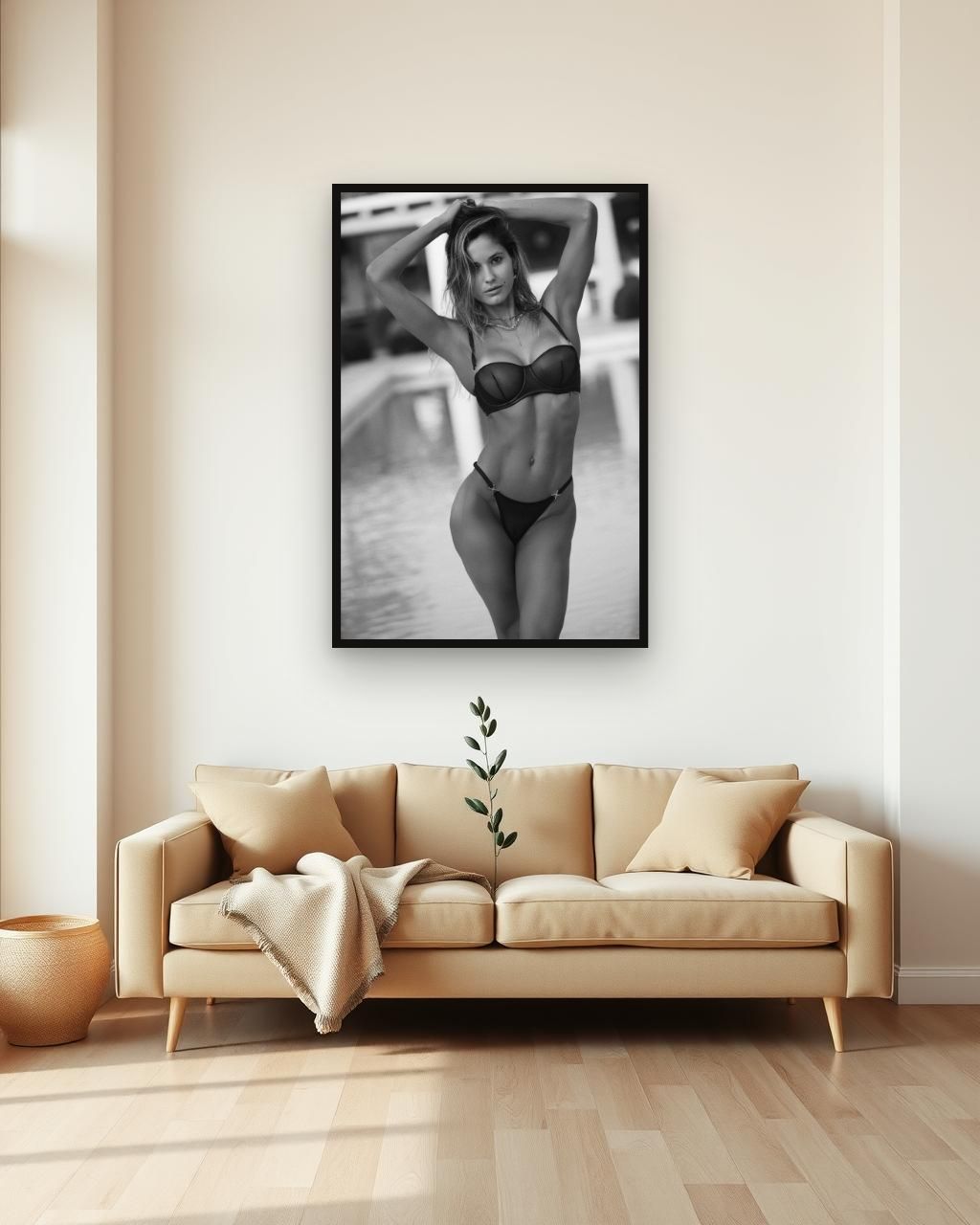Obra en blanco y negro enmarcada en una pared