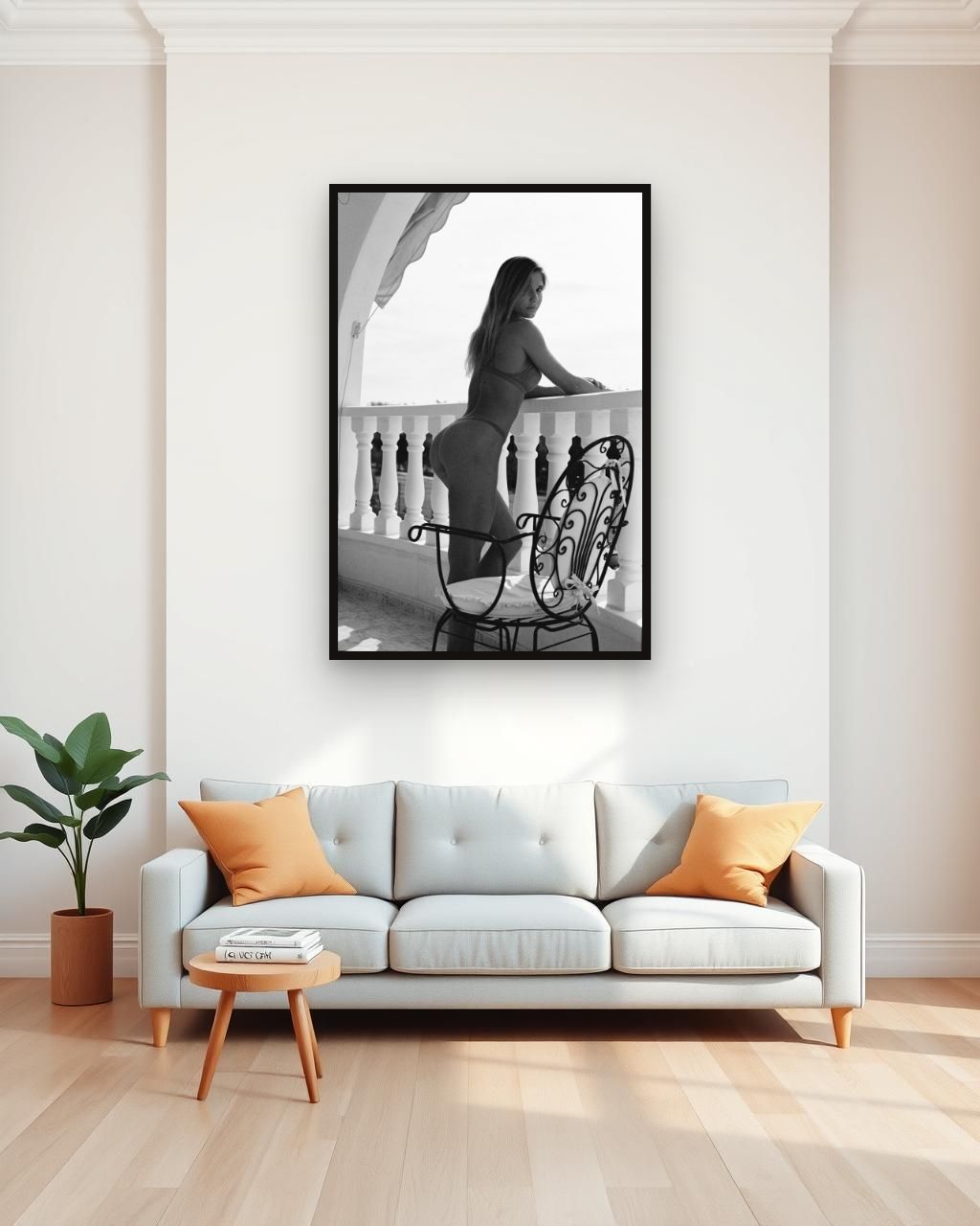 Obra en blanco y negro enmarcada en una pared