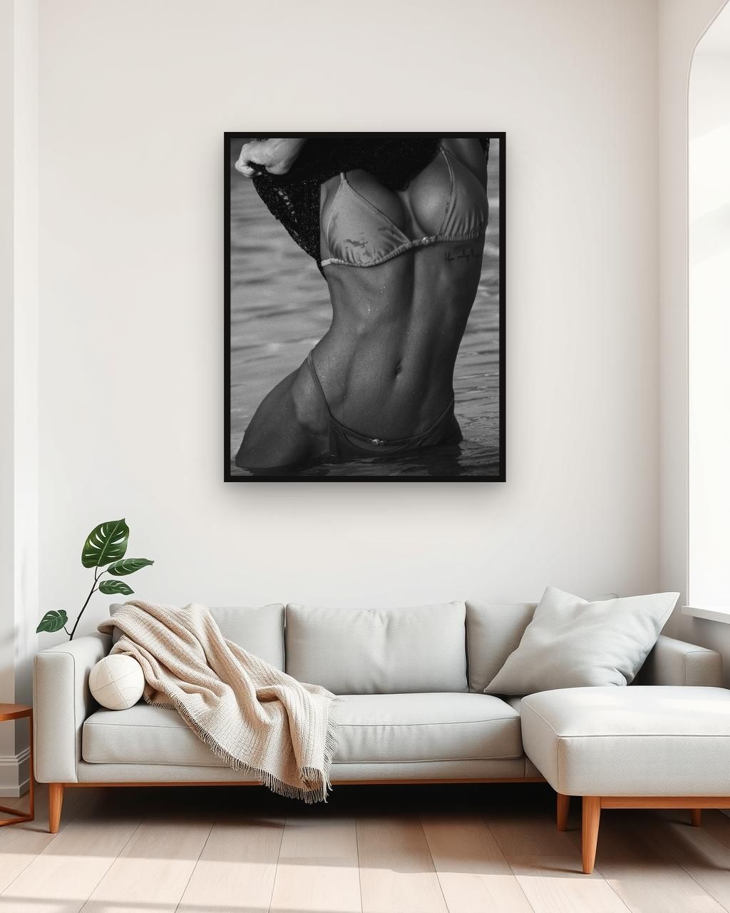 Obra en blanco y negro enmarcada en una pared