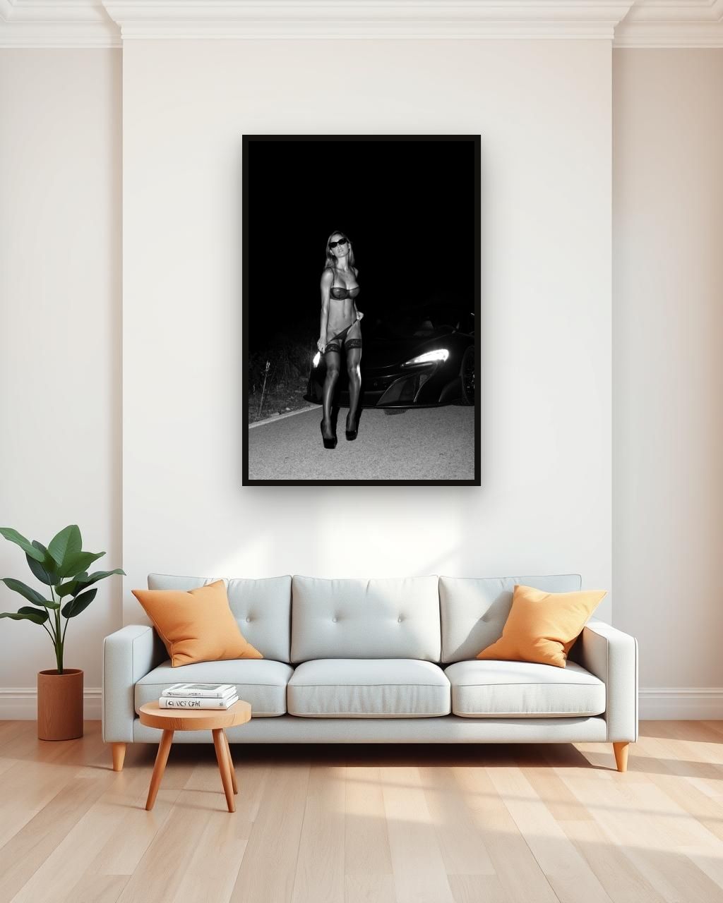 Obra en blanco y negro enmarcada en una pared