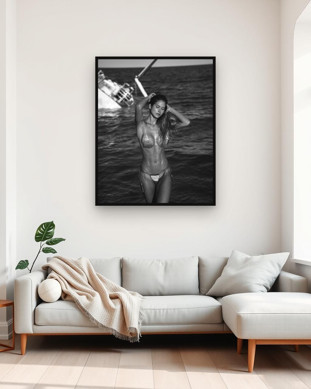 Obra en blanco y negro enmarcada en una pared