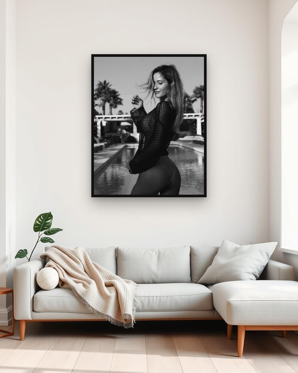 Obra en blanco y negro enmarcada en una pared