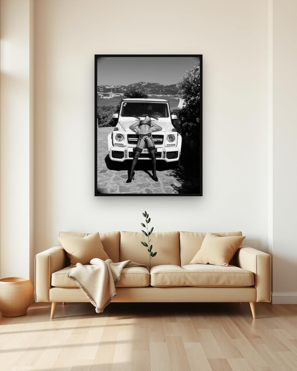 Obra en blanco y negro enmarcada en una pared