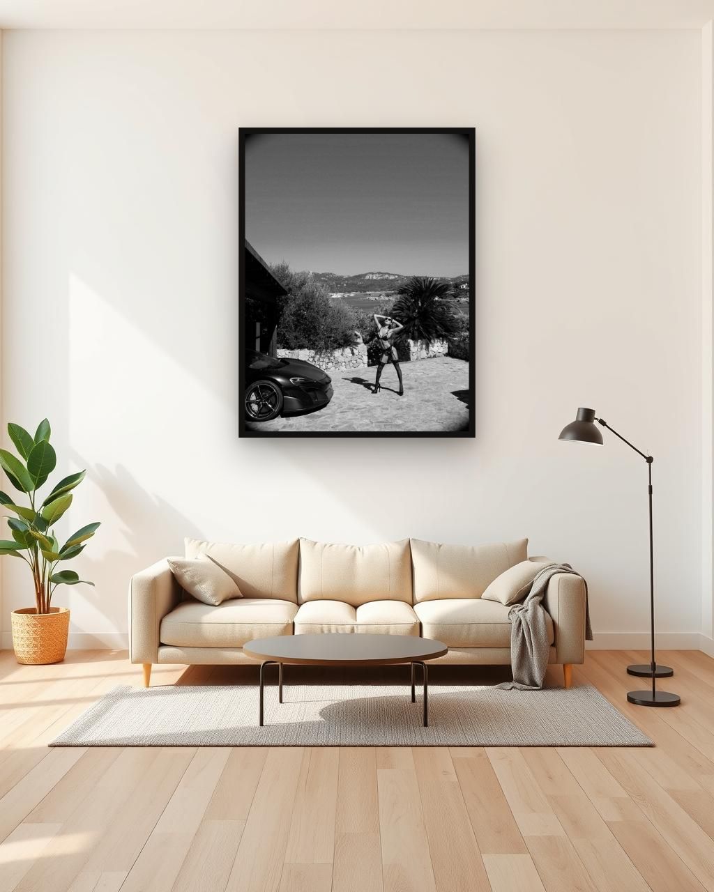 Obra en blanco y negro enmarcada en una pared