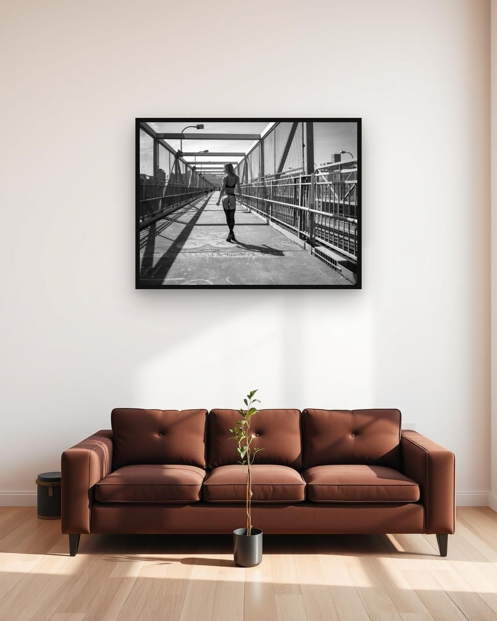 Obra en blanco y negro enmarcada en una pared