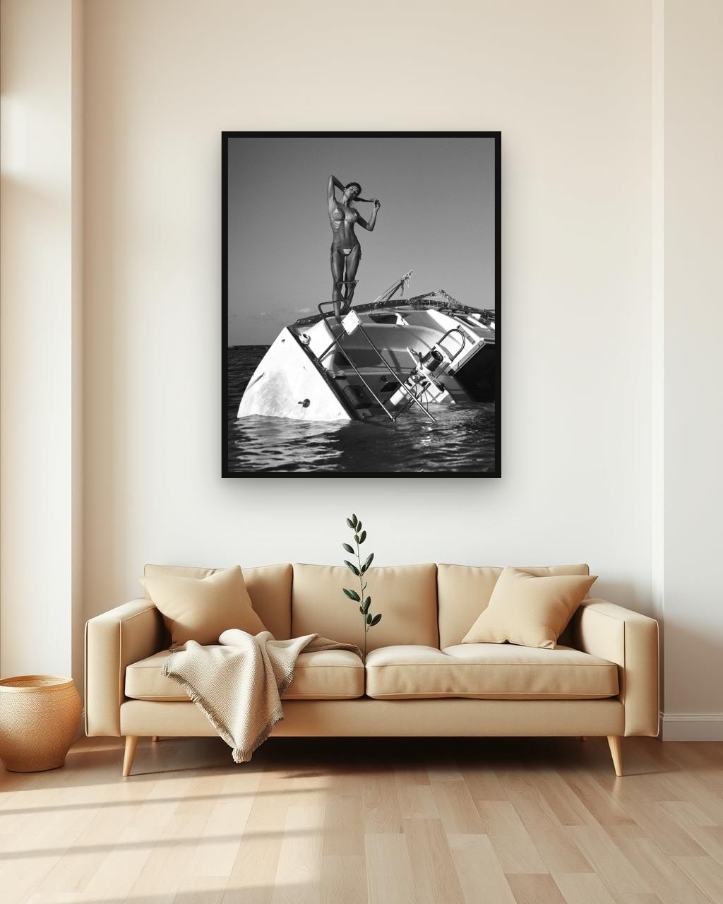 Obra en blanco y negro enmarcada en una pared