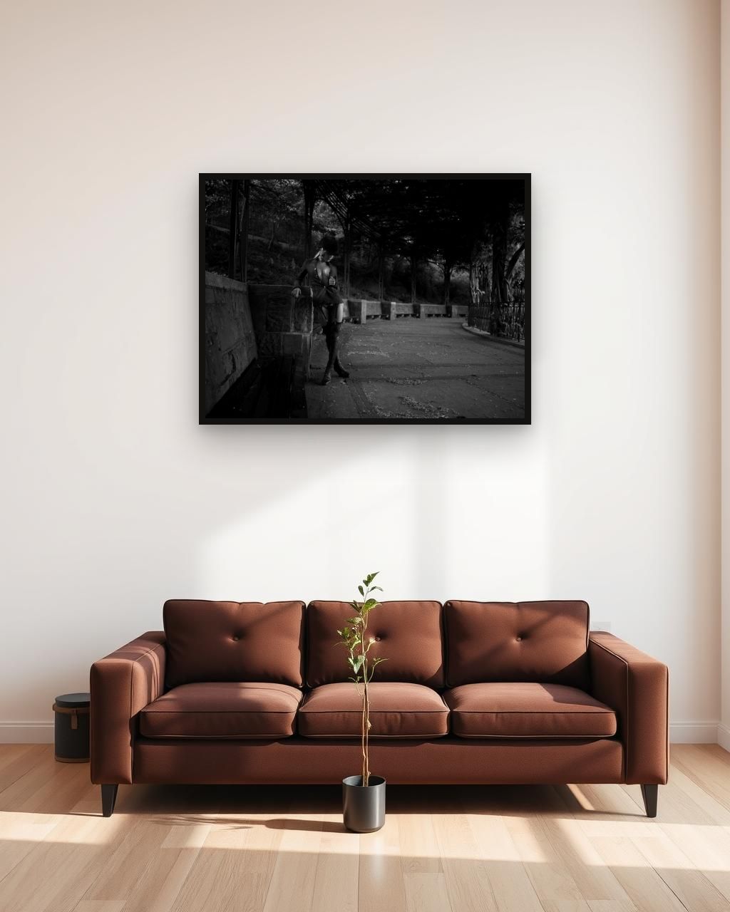 Obra en blanco y negro enmarcada en una pared