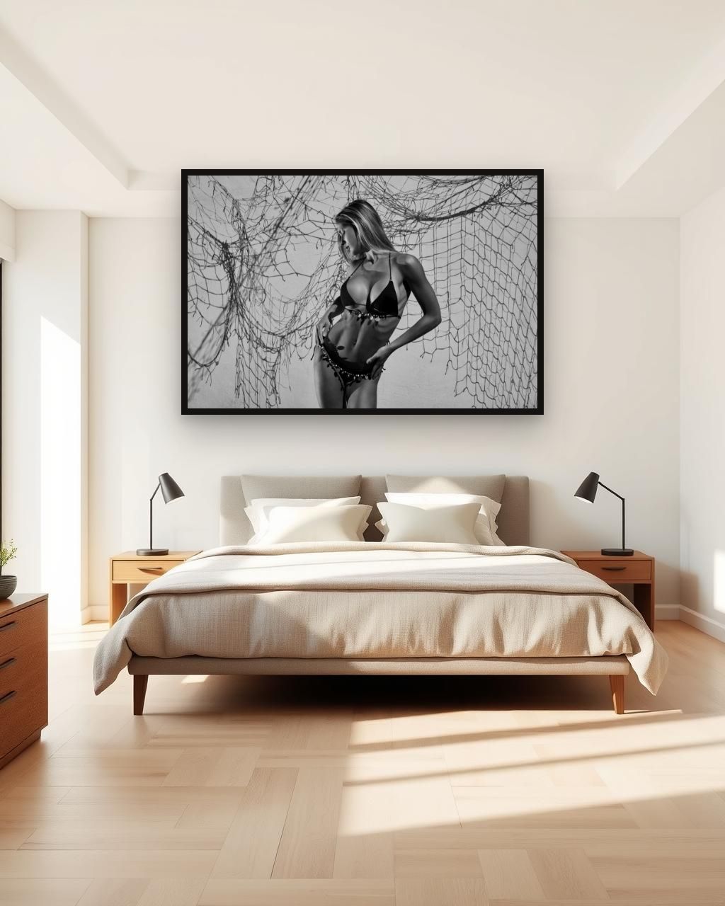 Obra en blanco y negro enmarcada en una pared