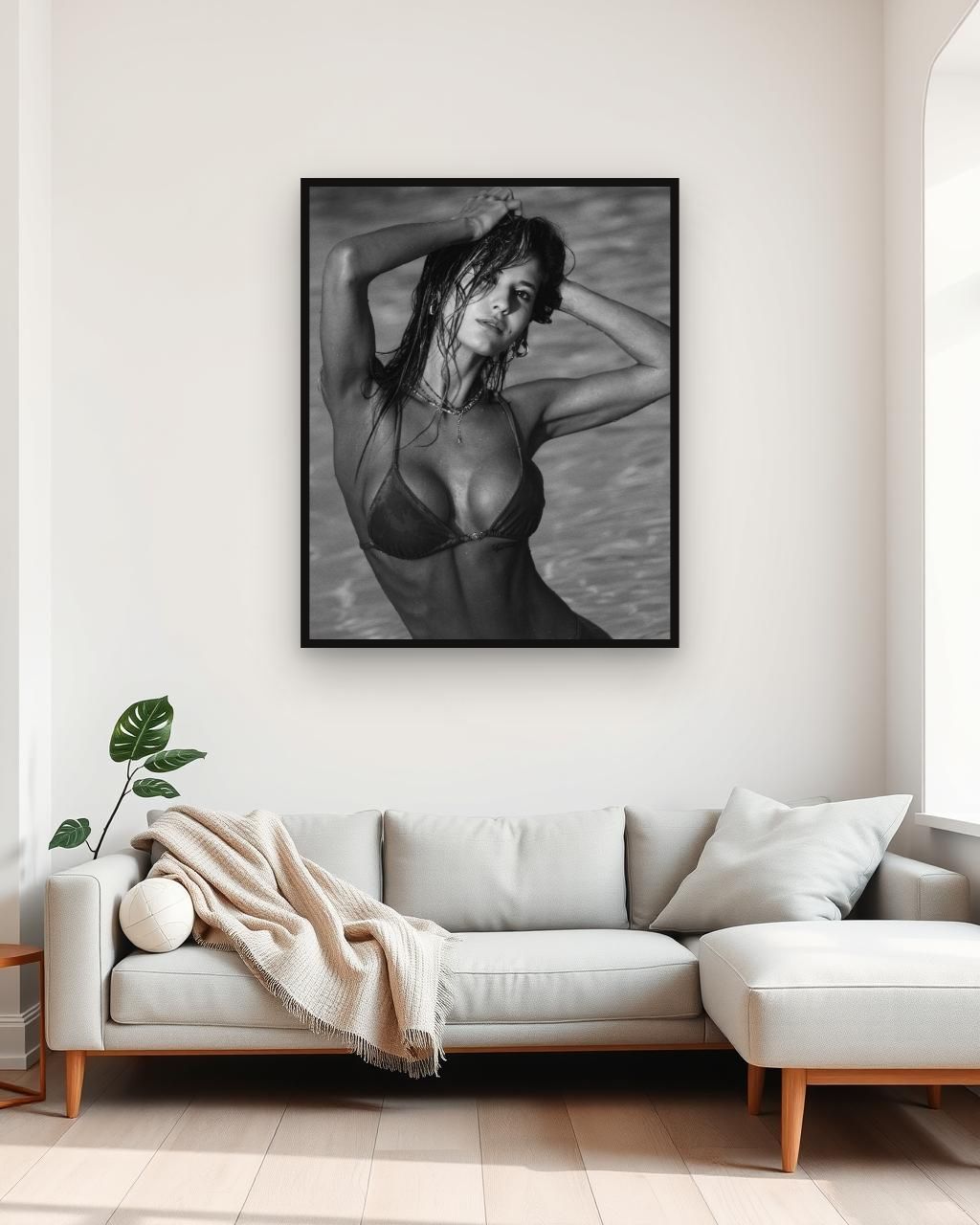 Obra en blanco y negro enmarcada en una pared