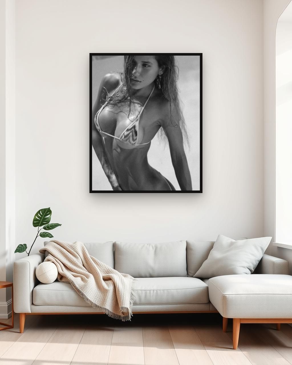 Obra en blanco y negro enmarcada en una pared