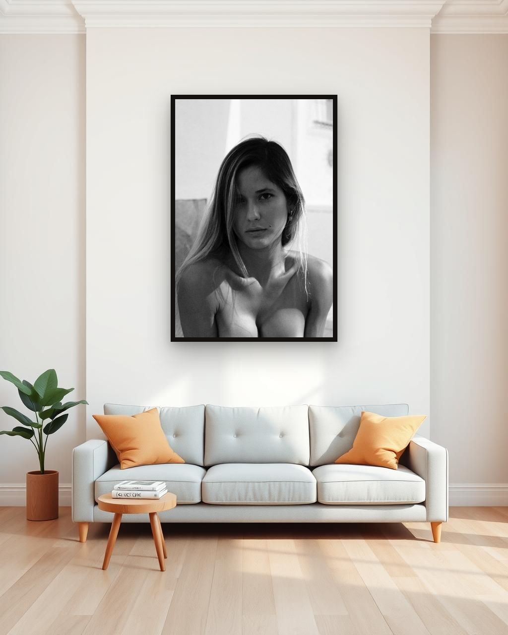 Obra en blanco y negro enmarcada en una pared