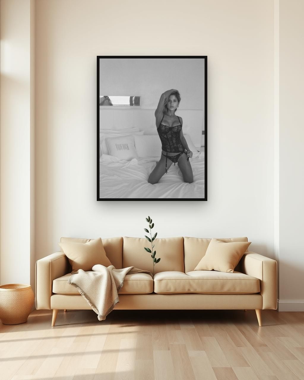 Obra en blanco y negro enmarcada en una pared